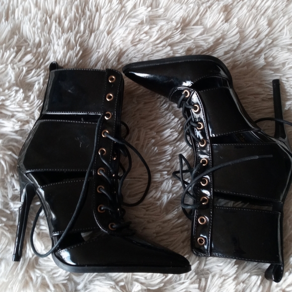 Fashion nova black cut out boots with heel - Picture 1 of 12